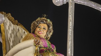 A cantora Alcione foi a homenageada no desfile da mangueira. — Foto: Hermes de Paula / Agência O Globo
