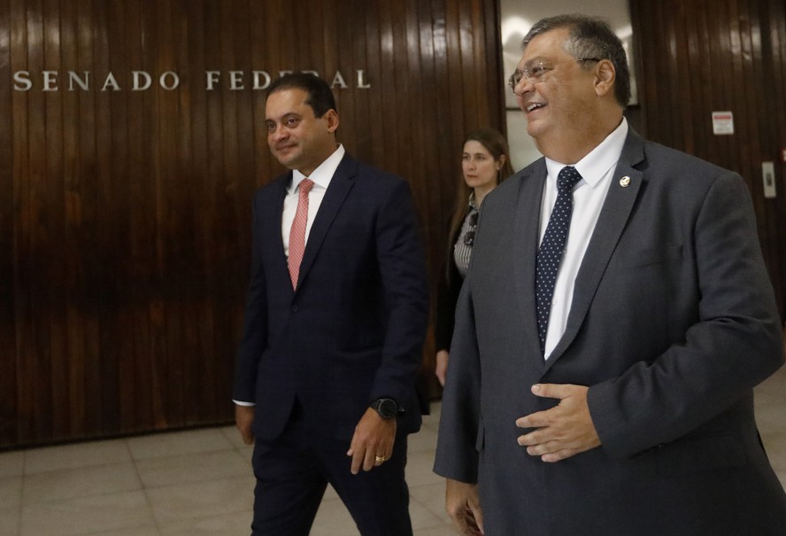 O ministro da Justiça, Flávio Dino (à dir.), ao lado do senador Weverton Rocha (PDT-MA), relator de sua indicação para o Supremo Tribunal Federal, no Senado no último dia 29