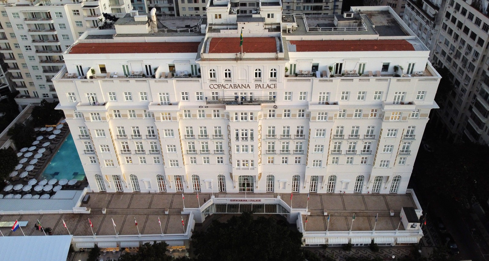 A fachada do hotel passou por reforma para o centenário e ganhou um tom mais acinzentado, bem perto daquele de quando o prédio foi inaugurado — Foto: Custodio Coimbra / Agência O Globo