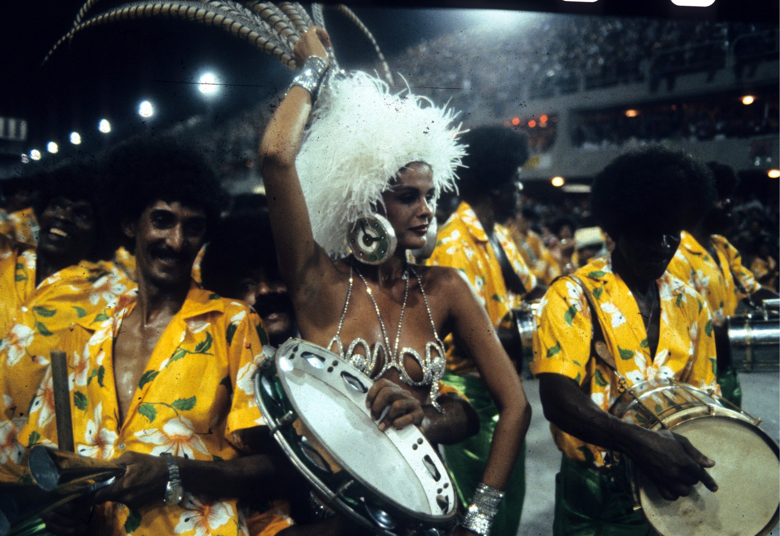 1984: Pela Mocidade, Monique Evans foi a primeira celebridade no posto de rainha de bateria — Foto: Hipólito Pereira / Agência O Globo