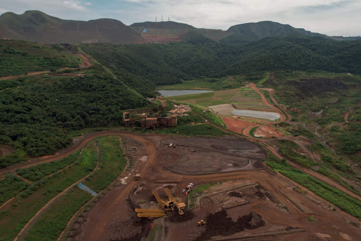 Vista aérea do local onde ficava a barragem da Vale e parte da área destruída pela lama e onde hoje ficam os postos de busca em Brumadinho — Foto: Douglas Magno / AFP