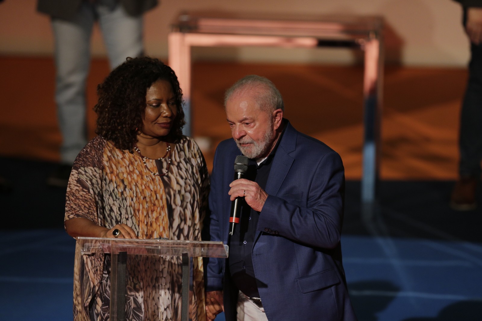 Lula assina, no Teatro Municipal, novos acordos para incentivo à Cultura, ao lado da ministra Margareth Meneses — Foto: Alexandre Cassiano