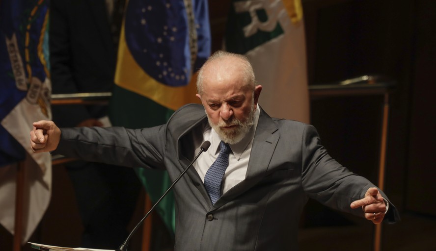 Lula durante discurso na cerimônia de posse de Magda Chambriard como presidente da Petrobras, no Rio