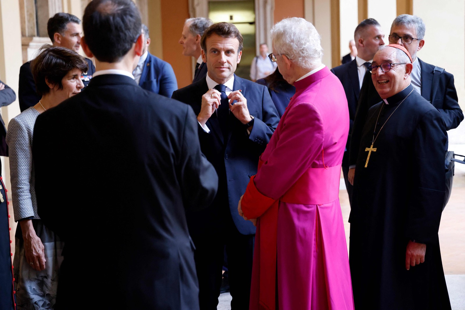 Presidente francês Emmanuel Macron visita a Arquibasílica de São João de Latrão, em Roma, Itália — Foto: LUDOVIC MARIN/AFP