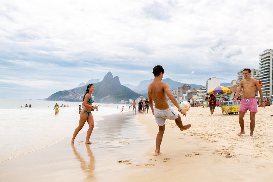 Na foto, os irmãos argentinos Joaquim Marmol, Mikel Marmol e Ainhoa Marmol na Praia de Copacabana