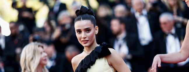 A youtuber brasileira Lívia Nunes em tapete vermelho no Festival de Cannes — Foto: Sameer Al-Doumy/AFP