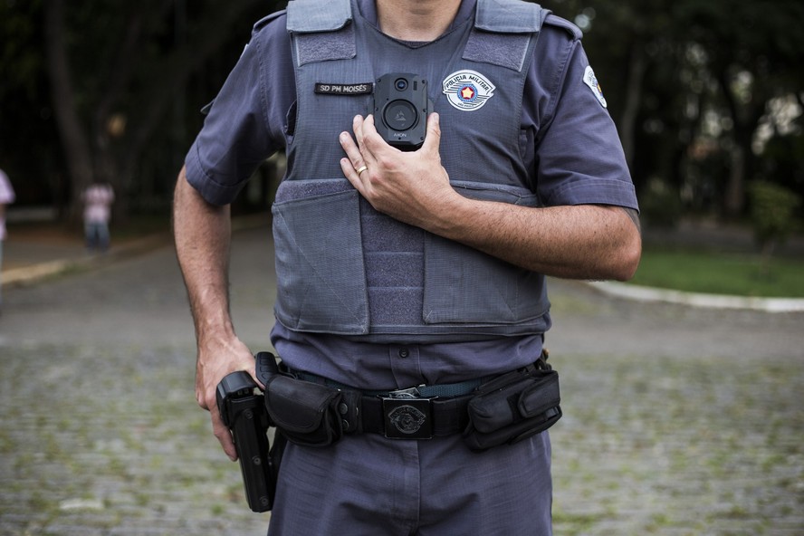 Policial de São Paulo com câmera corporal