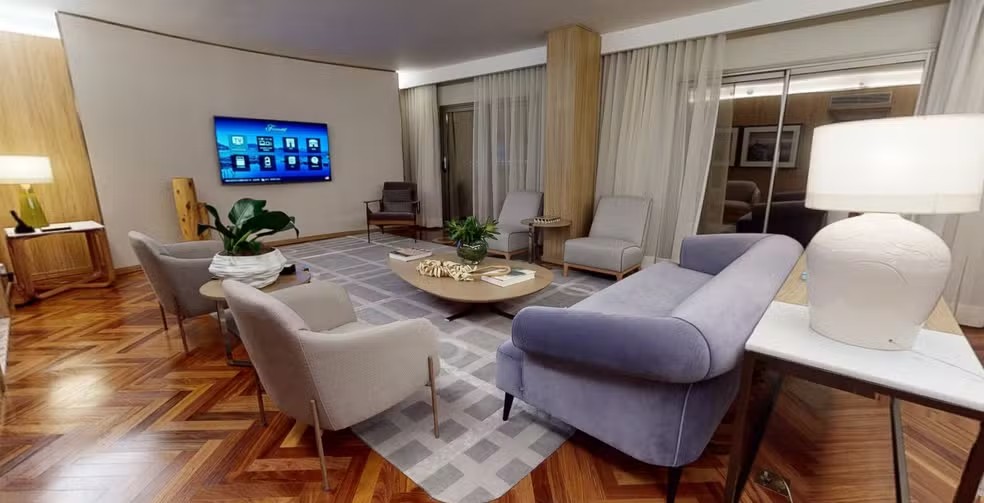 Sala de estar de um dos quartos mais caros do Fairmont Rio — Foto: Reprodução