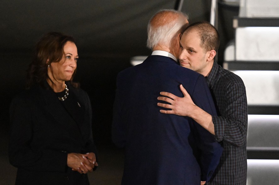 O presidente dos EUA, Joe Biden, e a vice-presidente, Kamala Harris, cumprimentam jornalista Evan Gershkovich