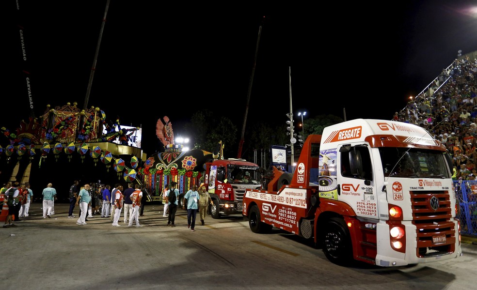 Grande Rio 2018: Último carro alegórico quebrou na concentração e foi preciso rebocá-lo — Foto: Pablo Jacob / Agência O Globo / 12-02-2018