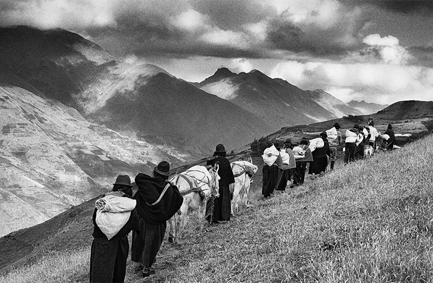 Salgado já viajou por mais de 120 países para seus projetos fotográficos. Foto feita na região de Chimborazo, Equador, em 1998, na Aliança Francesa, em seu projeto 'Êxodos' — Foto: Sebastião Salgado