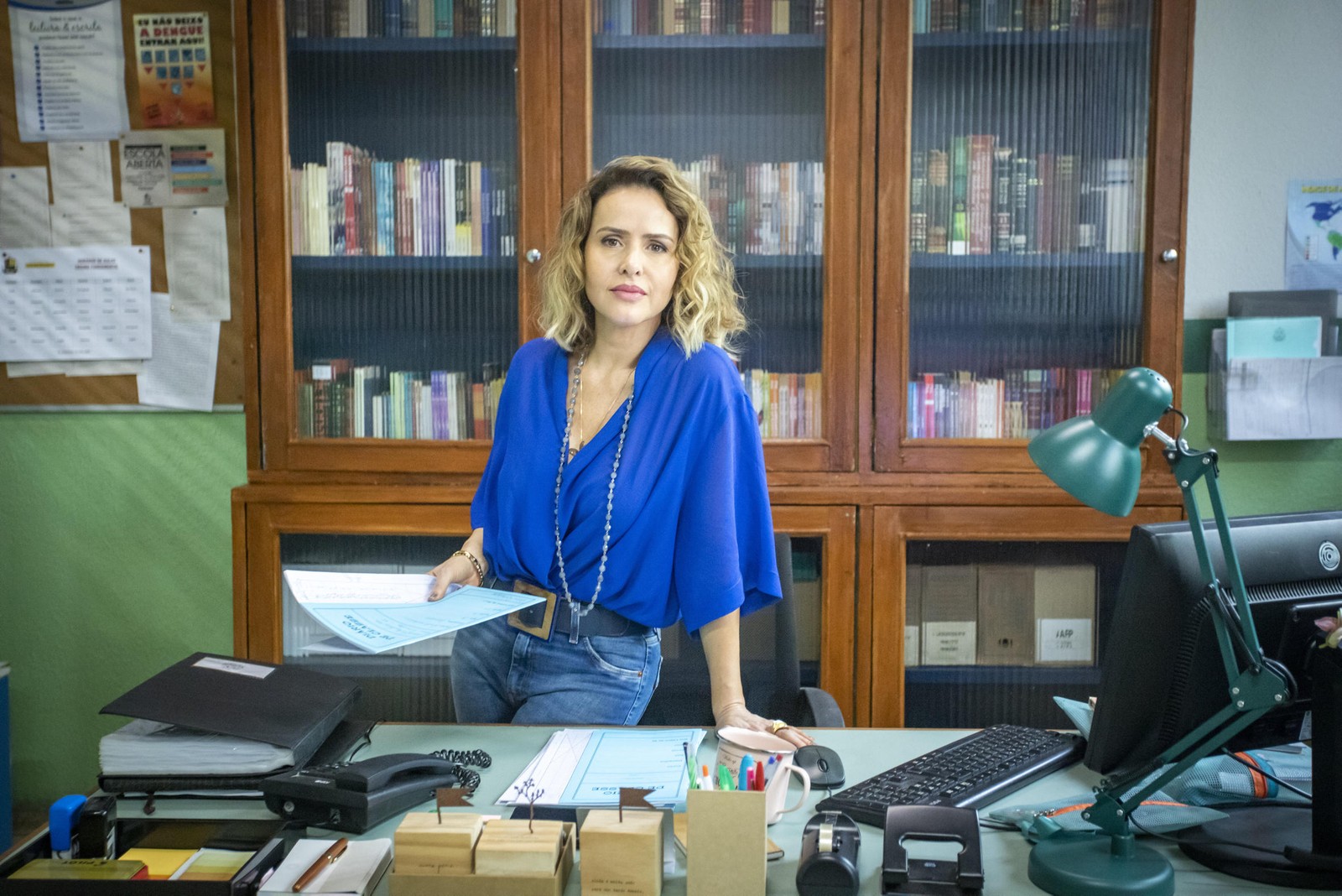 Leona Cavalli é Gladys, diretora da escola local e ex-chefe de Aline. Ela ficará entre os dois pólos do conflito local: dos produtores ricos e o de Aline, de quem foi amiga — Foto: TV Globo/Paulo Belote