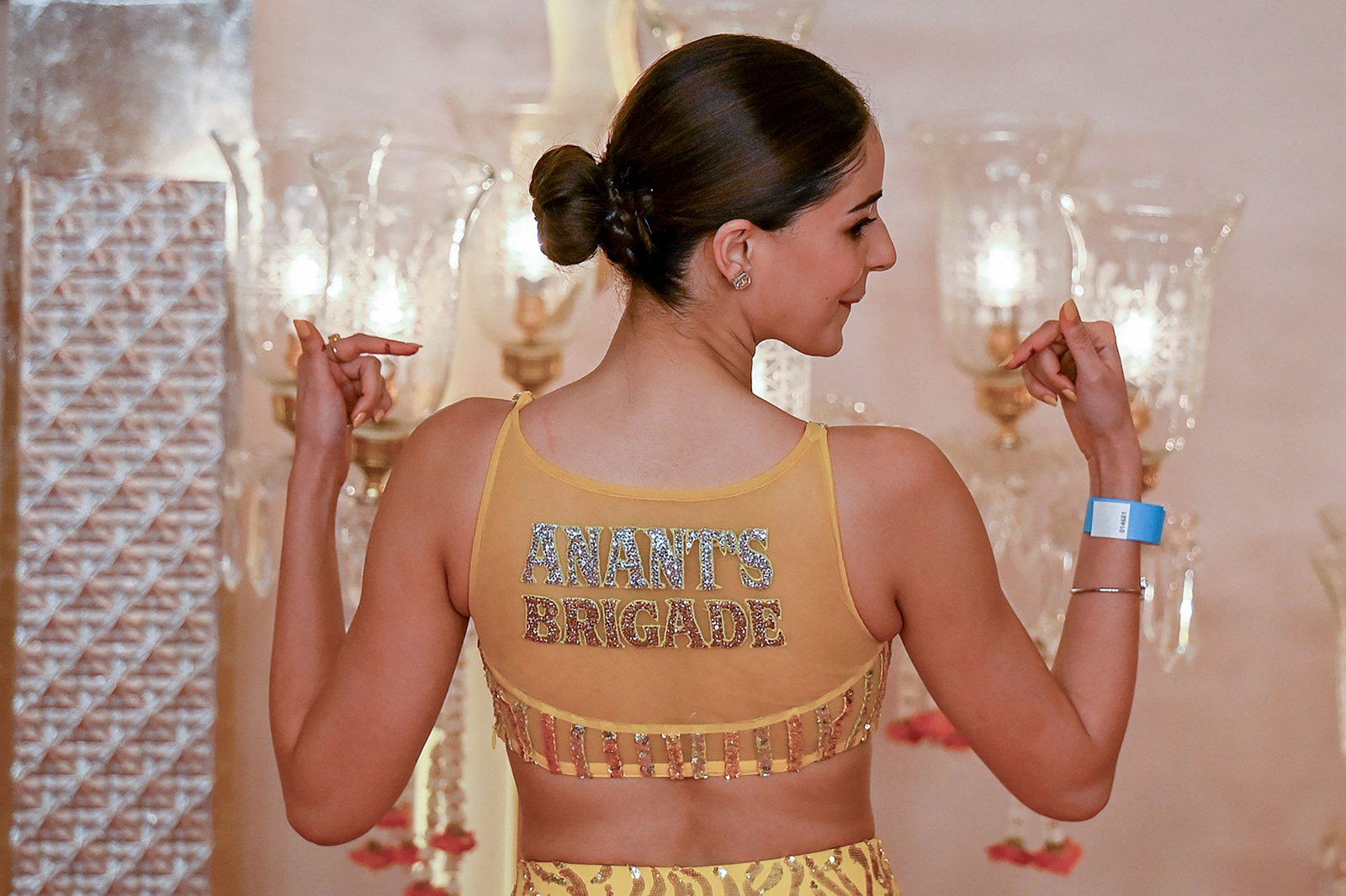 Atriz de Bollywood, Ananya Panday chega a casamento com bordado 'brigada do Anant' — Foto: AFP