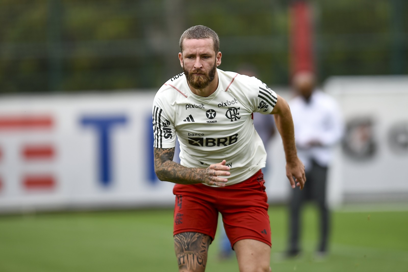 Leo Pereira realiza treino no Flamengo na preparação para o duelo contra o Bahia pelo Brasileirão — Foto: Marcelo Cortes/Flamengo