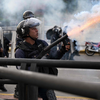 Policiais atiram bombas de gás lacrimogêneo em protesto anti-governo na Venezuela - Yuri CORTEZ / AFP