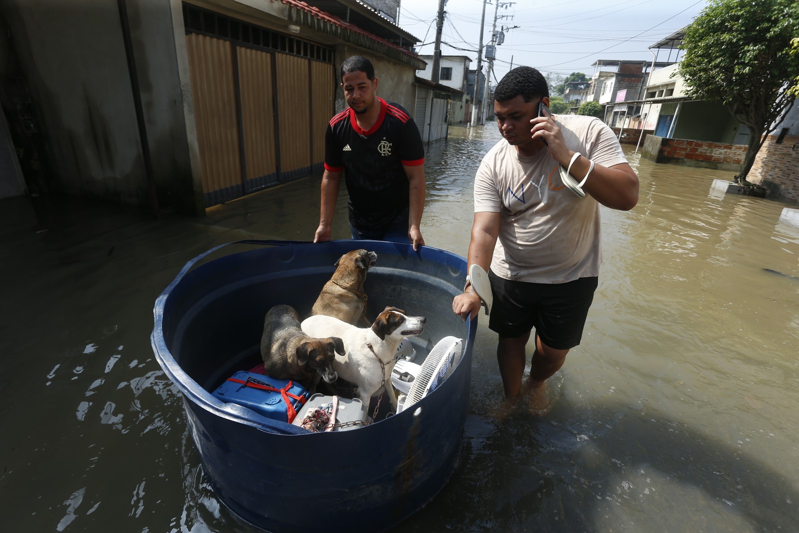 Em algumas ruas do bairro Amapá, no início desta manhã, a água chegou na altura da cintura de quem se arriscava a sair de casa. — Foto: FABIANO ROCHA