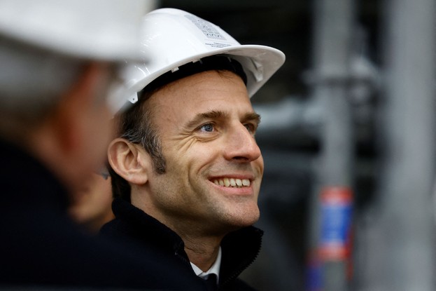 Macron assina reforma previdenciária na França apesar de protestos