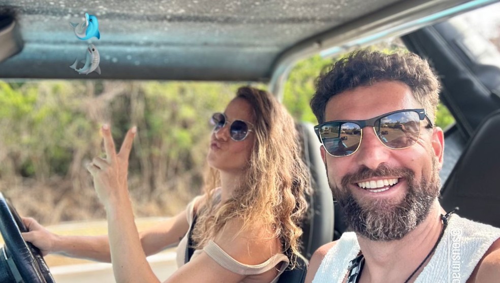 Fernanda de Freitas e o marido andam de buggy na ilha — Foto: Reprodução/Instagram