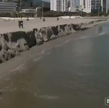 Uma estrutura de concreto surgiu enterrada na areia. Ela pertenceu a um antigo restaurante flutuante — Foto: Reprodução NSC TV