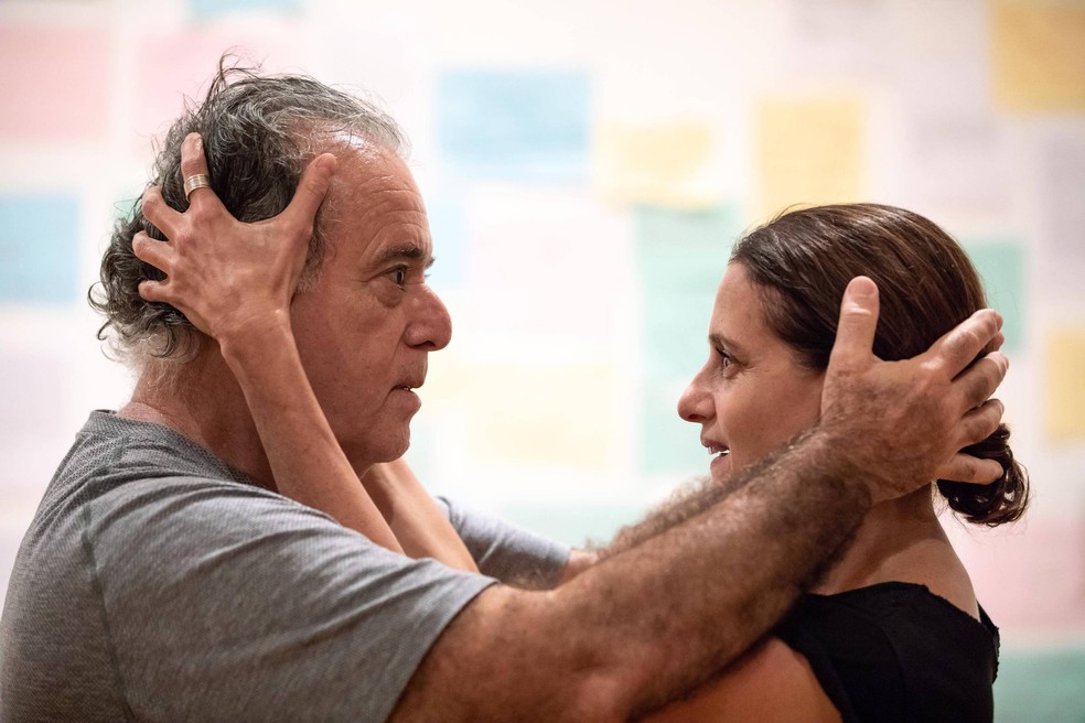 Tony Ramos e Denise Fraga na peça "O que só sabemos juntos" — Foto: Divulgação
