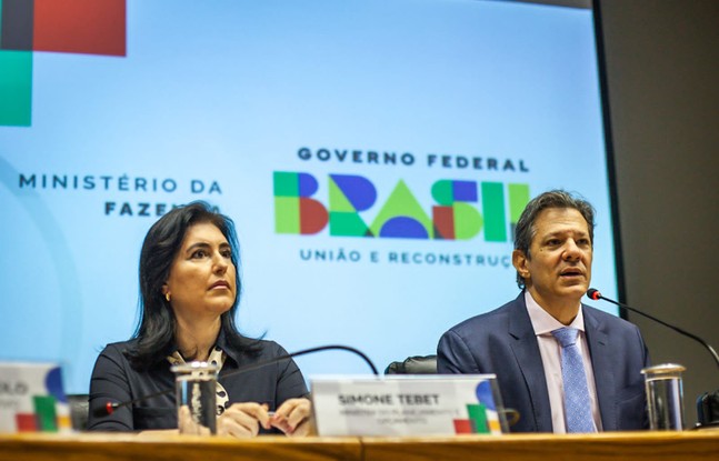 A ministra do Planejamento, Simone Tebet, e Fernando Haddad, da Fazenda, durante a coletiva onde foram deeta