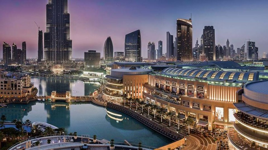 Uma das fachadas do Dubai Mall, o maior shopping center do mundo e o ponto mais visitado do planeta, com 105 milhões de frequentadores ao longo de 2023