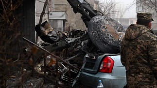 Militar vigia local onde um helicóptero caiu perto de um jardim de infância, em Brovary, nos arredores de Kiev, matando dezesseis pessoas, incluindo duas crianças e o ministro do Interior ucraniano — Foto: Sergei Supinsky / AFP