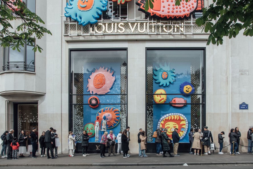 Clientes fazem filha em frente à loja da Louis Vuitton na Champs-Elysees, no centro de Paris