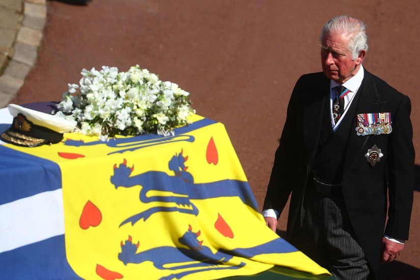 O príncipe Charles acompanha o caixão com o corpo do pai, príncipe Philip, em Windsor. HANNAH MCKAY / POOL / AFP