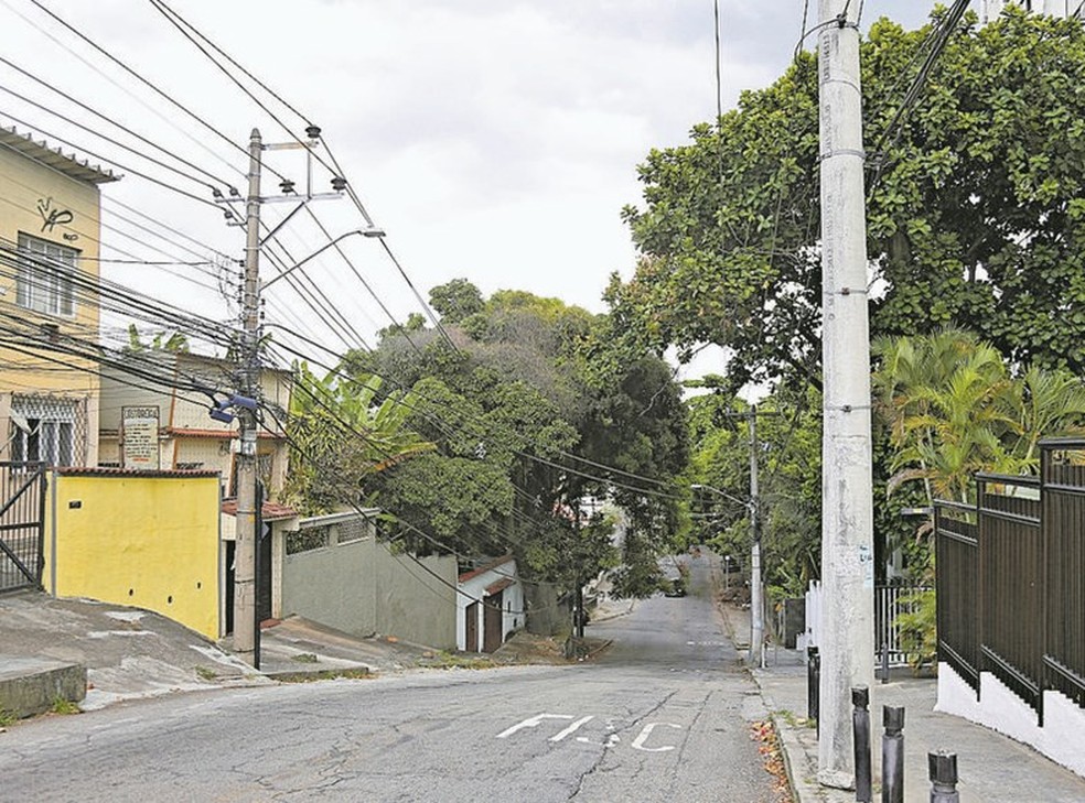A Rua Marquês de Jacarepaguá, na Taquara, tem sido alvo de assaltantes, segundo moradores — Foto: Fábio Rossi