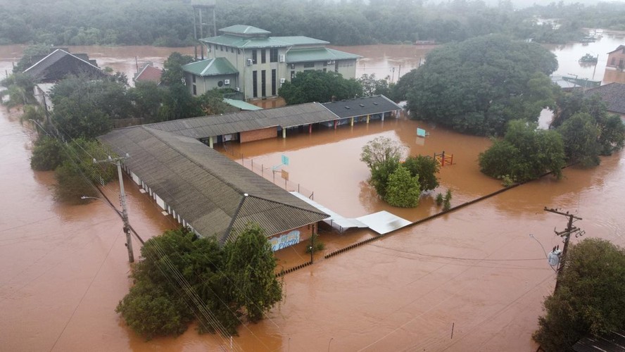 Escola Aurélio Porto, em Montenegro, no Vale do Taquari, parcialmente submersa por enchente