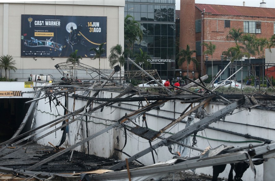 Um incêndio destruiu um espaço onde acontecia a exposição Casa Warner no estacionamento do shopping Nova América, em Del Castilho.