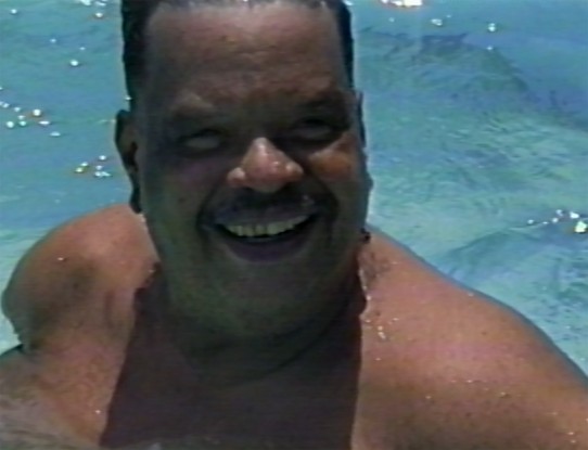 Tim Maia aproveitando banho de piscina