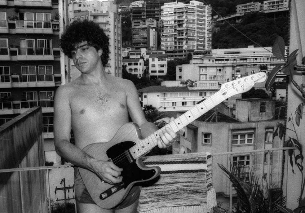 Lulu Santos no apartamento onde morava em 1983 — Foto: Chiquito Chaves/Agência O GLOBO