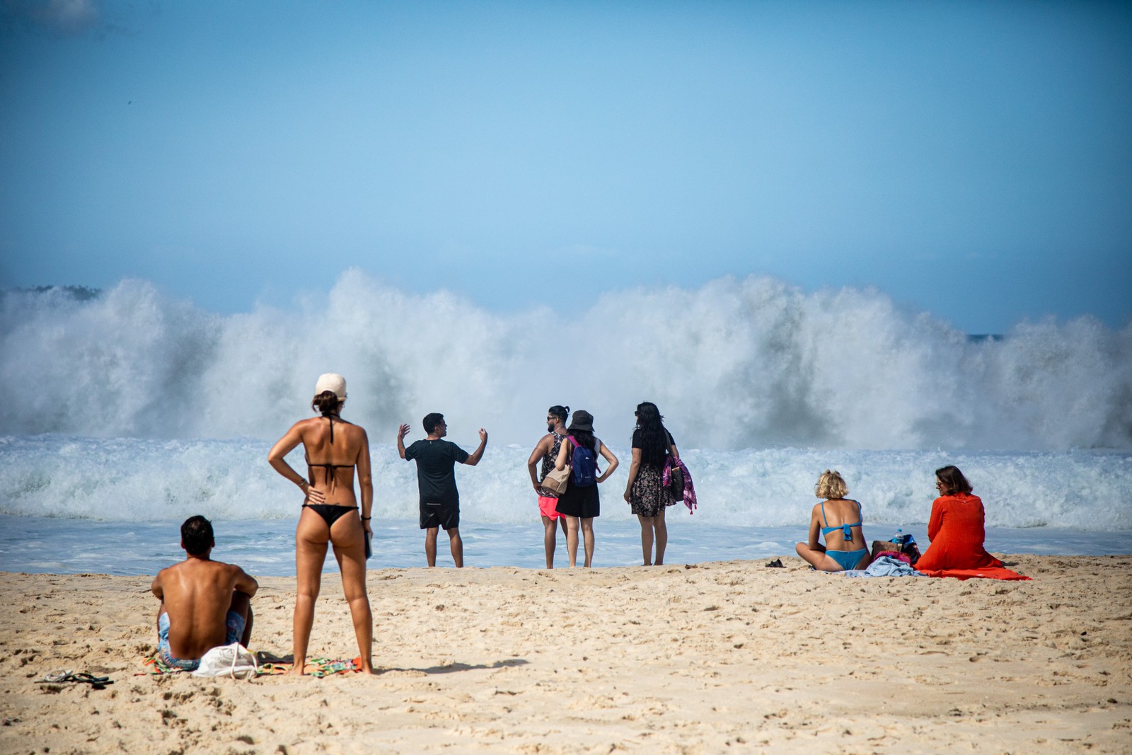 Ressaca na orla do Leblon. — Foto: Hermes de Paula / Agência O Globo