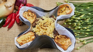 De Frente Pro Crime. O petisco do Estúdio 11 Botequim (97265-8389) leva peito de boi finalizado na chapa com queijo gratinado, servido com salada de repolho com canela e fatias de pão brioche na manteiga — Foto: Divulgação/Fernando Salles/Unisuam