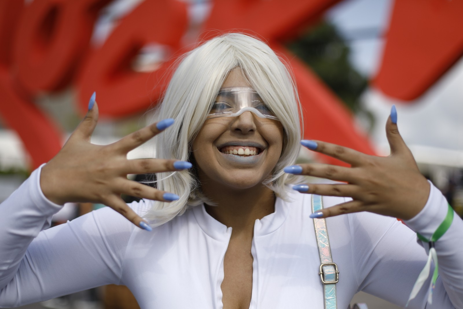 Eloise Albuquerque, de 23 anos, escolheu um look futurista para curtir o DJ Marshmello — Foto: Brenno Carvalho/Agência O Globo