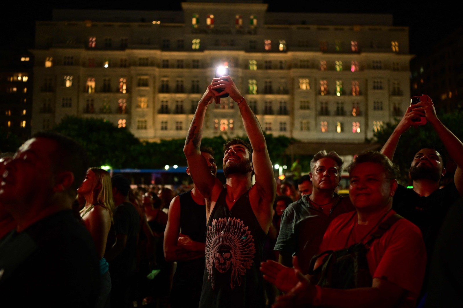 Fãs da cantora Madonna aproveitam seu ensaio no palco da praia de Copacabana, no Rio de Janeiro — Foto: Pablo PORCIUNCULA / AFP