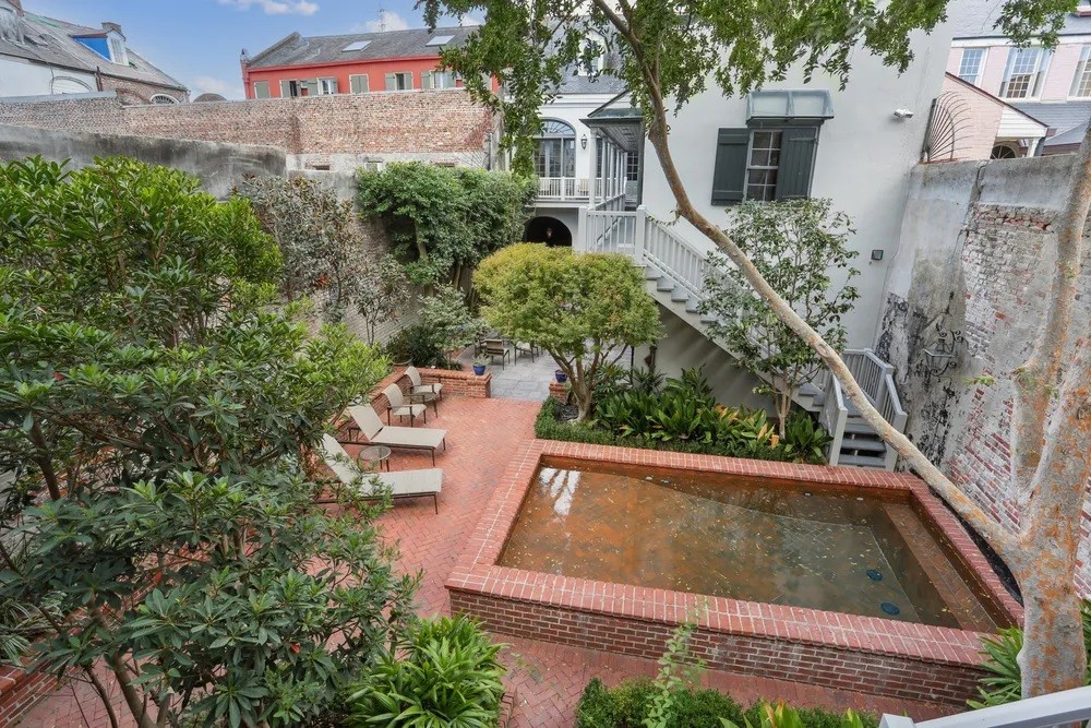 Ex-residência de Brad Pitt e Angelina Jolie, em Nova Orleans, tem piscina de tijolos — Foto: Snaply Photo