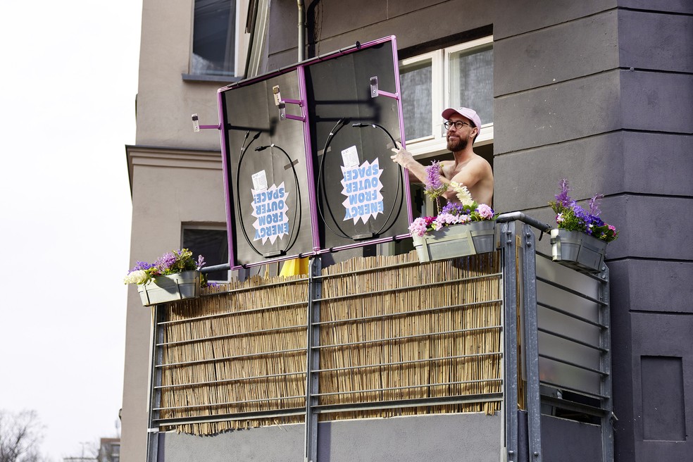 Sócio da Einhorn move painel solar na sacada de apartamento em Berlim — Foto: Martin Oelze Balkon / Bloomberg