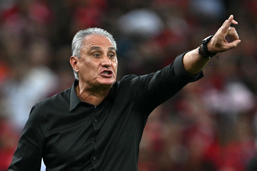 Tite gesticula com os jogadores do Flamengo na vitória por 3 a 0 contra o Millonarios pela Libertadores