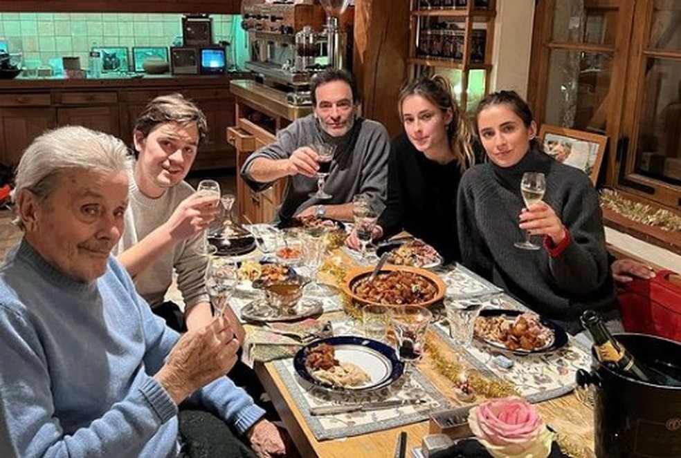 Alain Delon, à esquerda, com a família — Foto: Reprodução