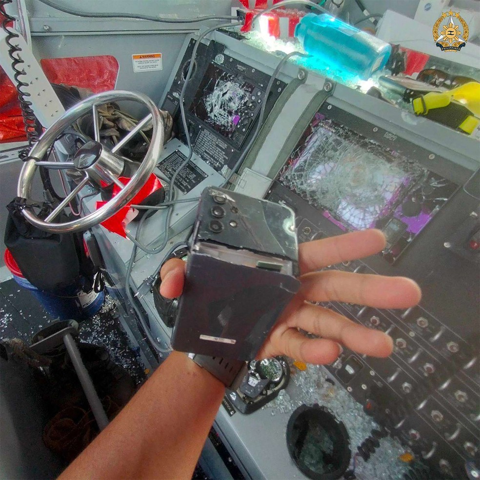 Equipamentos destruídos em embarcação filipina — Foto: ARMED FORCES OF THE PHILIPPINES-PUBLIC AFFAIRS OFFICE / AFP