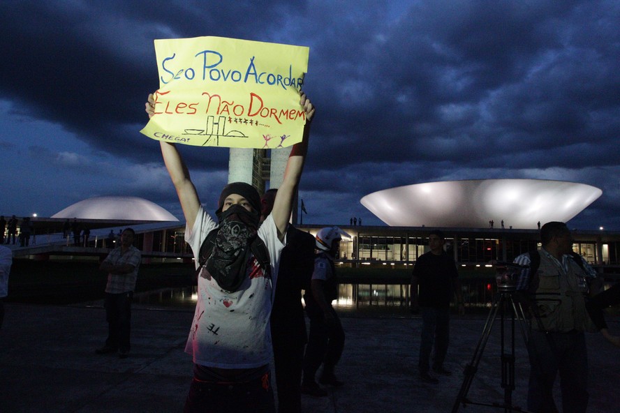 Estudantes protestam contra o governo em frente ao Congresso, em 17 de junho de 2013.