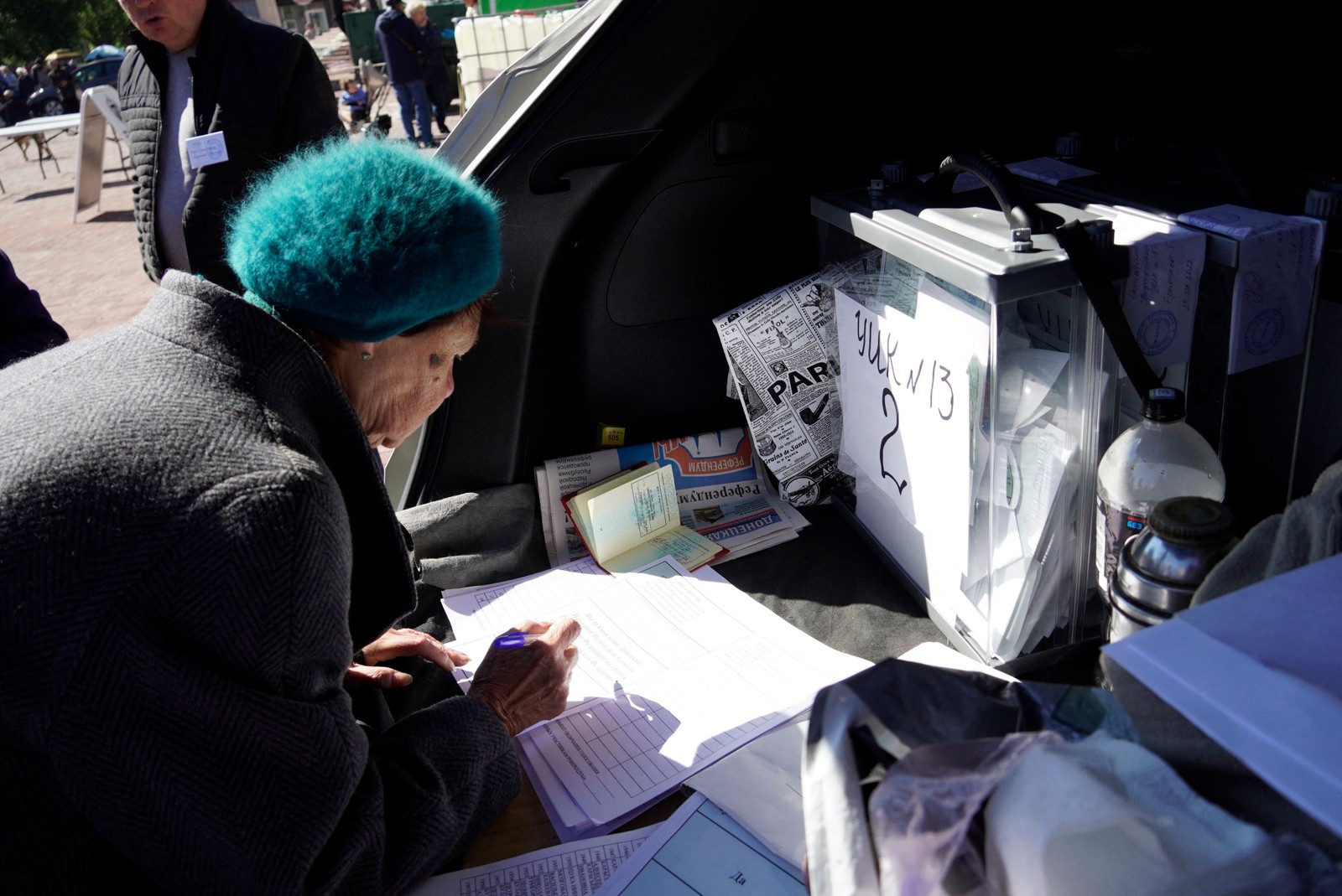 Mulher vota um referendo em uma estação móvel em Mariupol, região ucraniana controlada pelo Kremlin  — Foto: AFP