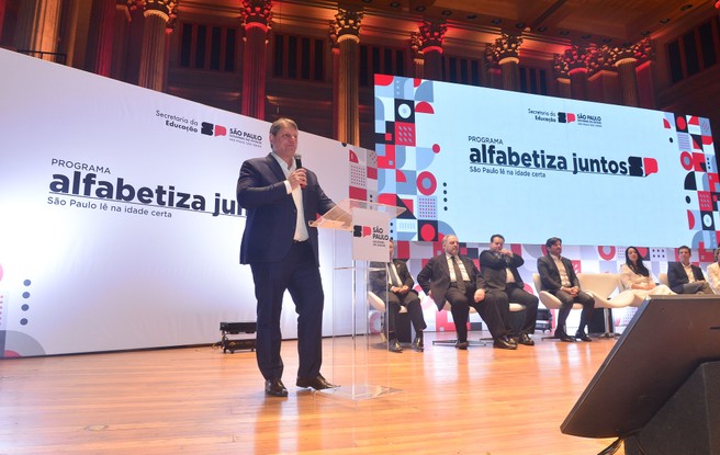 Tarcísio de Freitas durante lançamento de programa de alfabetização na Sala São Paulo