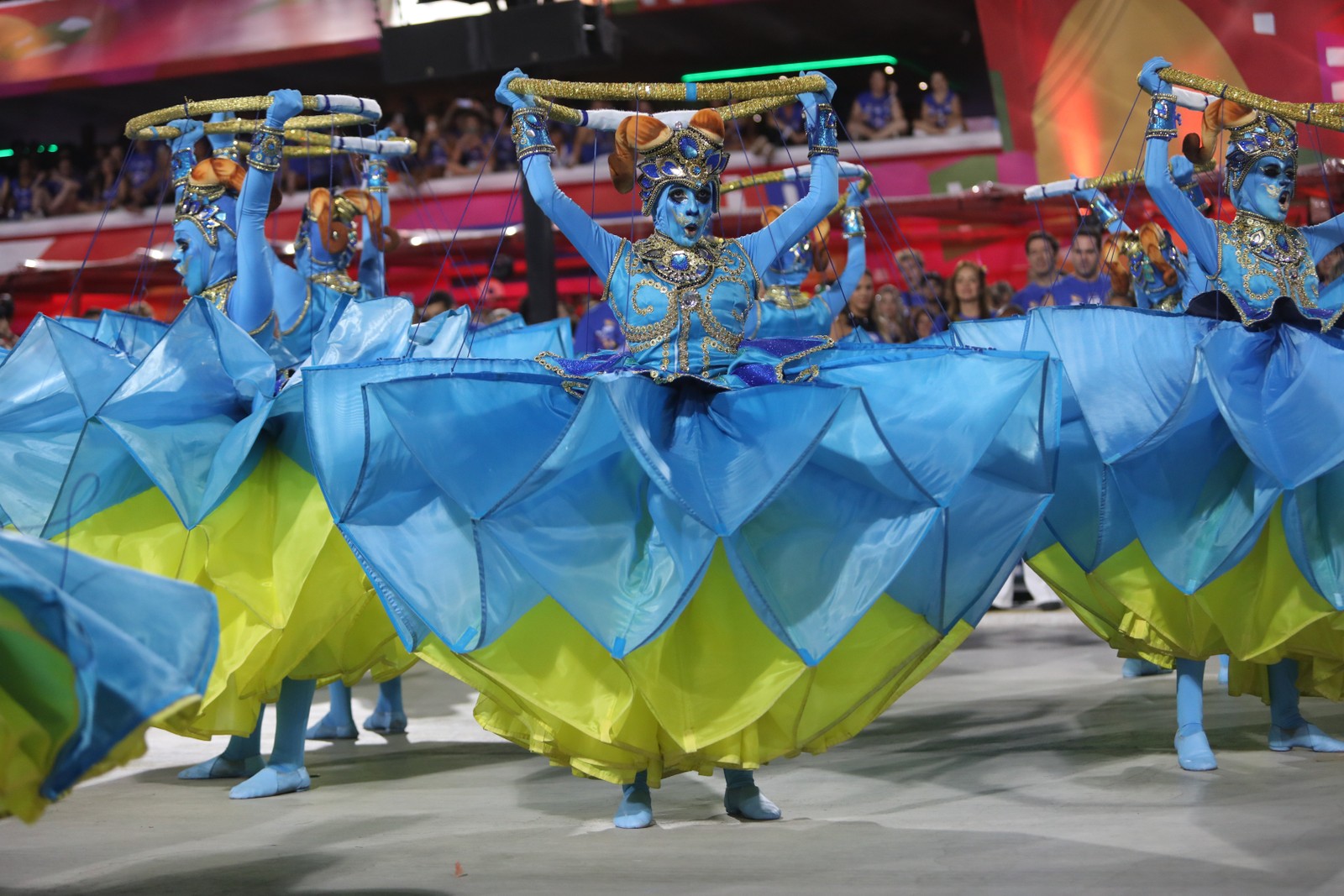 'Cadê o boi?', canta o refrão do samba da Tuiuti — Foto: Brenno Carvalho