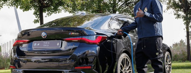 Vini Jr ganhou BMW iX preta, avaliada em cerca de R$ 600 mil — Foto: Divulgação