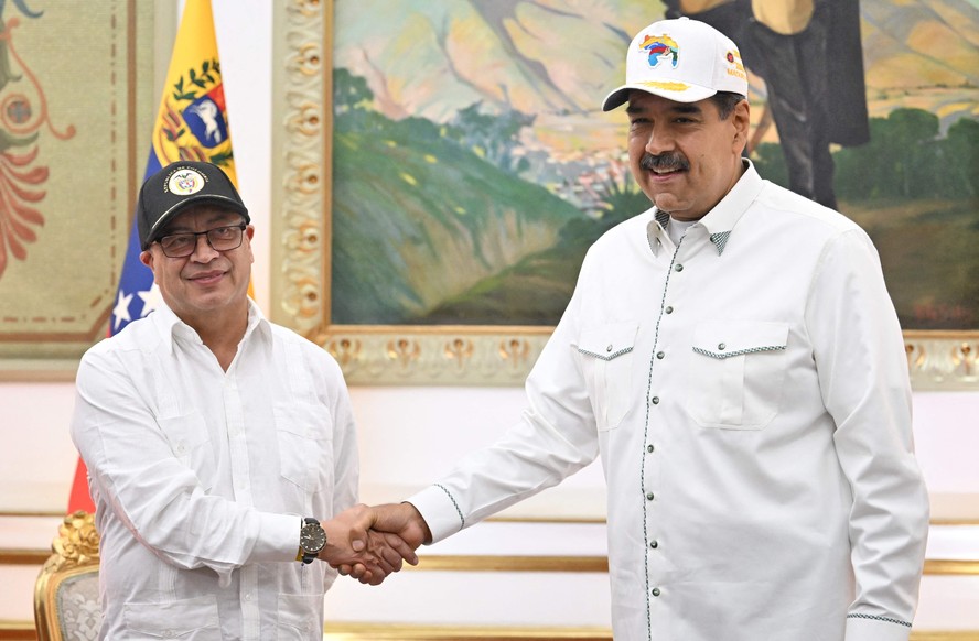 Petro (esq.) cumprimenta Maduro durante visita oficial ao Palácio de Miraflores, em Caracas