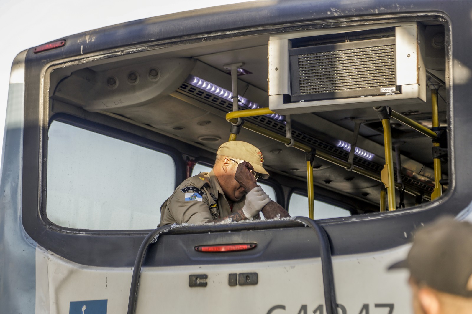 O trabalho dos peritos — Foto: Gabriel de Paiva / Agência O Globo